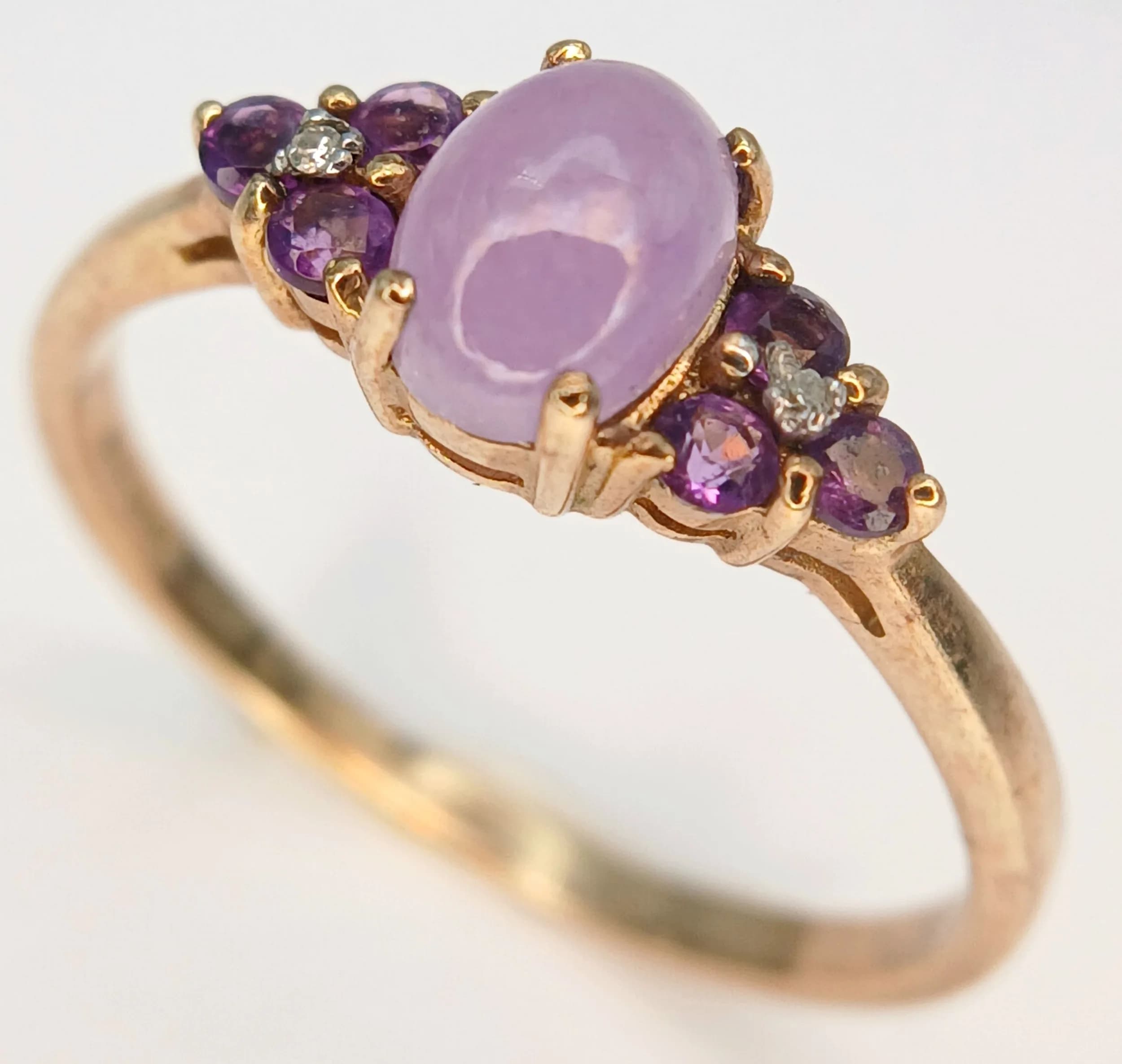 A 9K Yellow Gold Amethyst Cluster Ring. Size S. 2.15g.