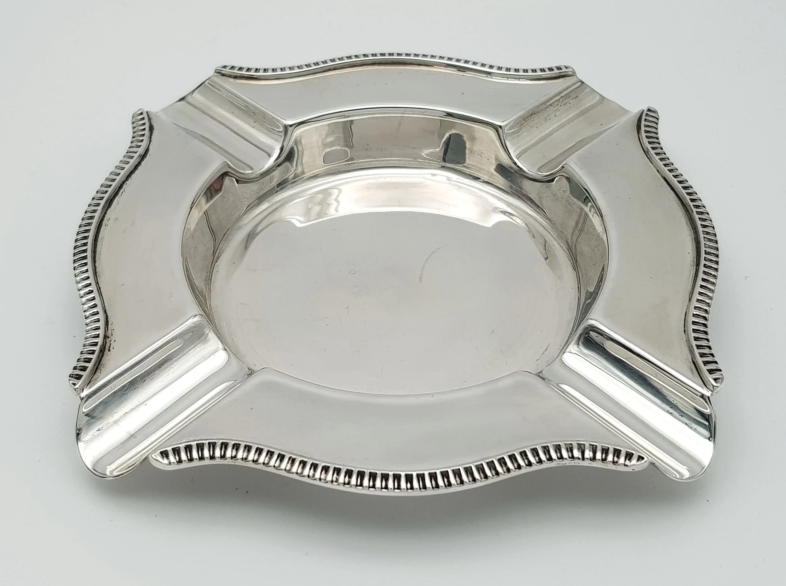 A 1970'S SOLID SILVER ASH TRAY . 115.8gms 12cms WIDE