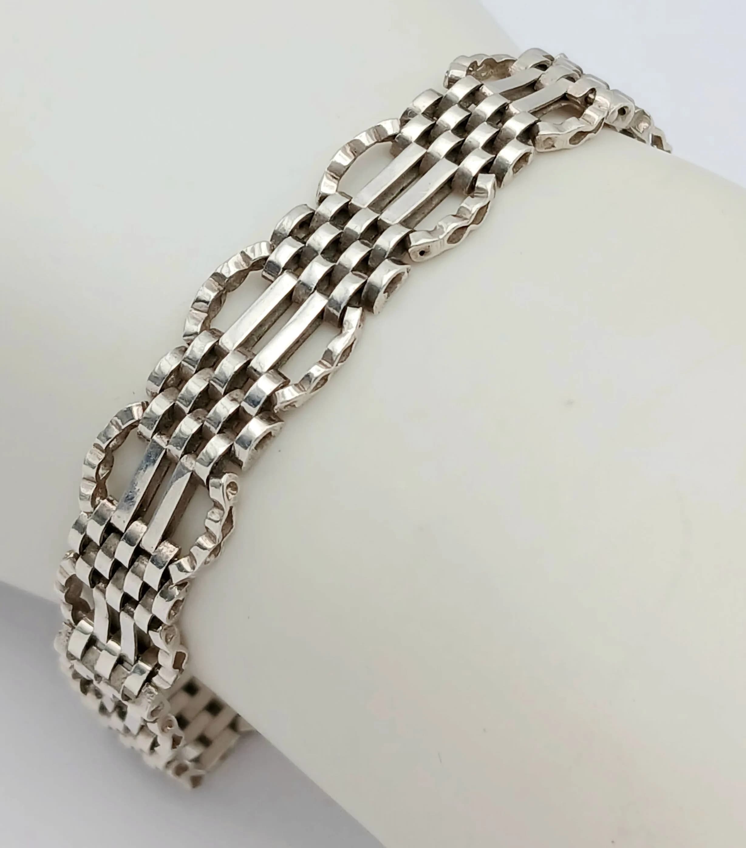 A DESIGNER STYLE SILVER GATE BRACELET . 13.8gms 18cms