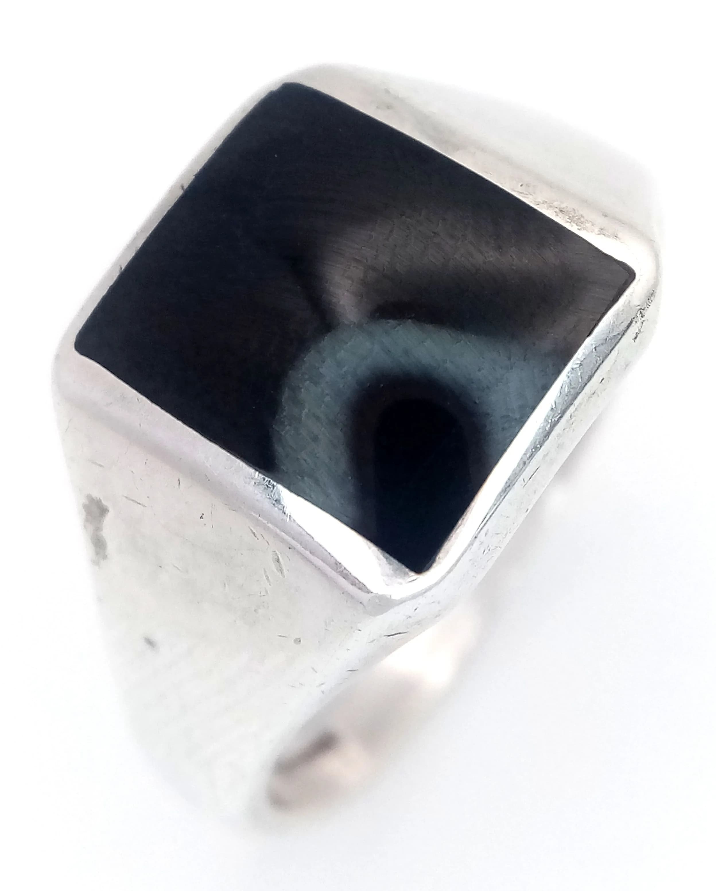 A GENTS 925 SILVER SIGNET RING WITH BLACK ONYX FRONT . 7.2gms size X