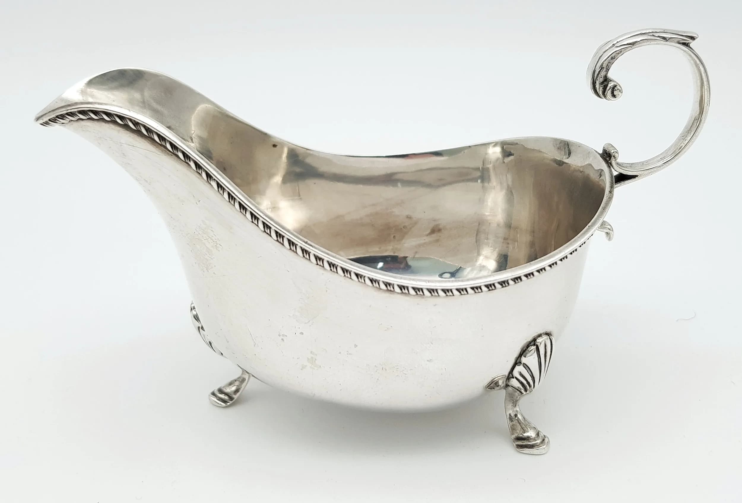 A SILVER ETRUSCAN STYLE CREAMER HALLMARKED BIRMINGHAM 1914 . 117.6gms