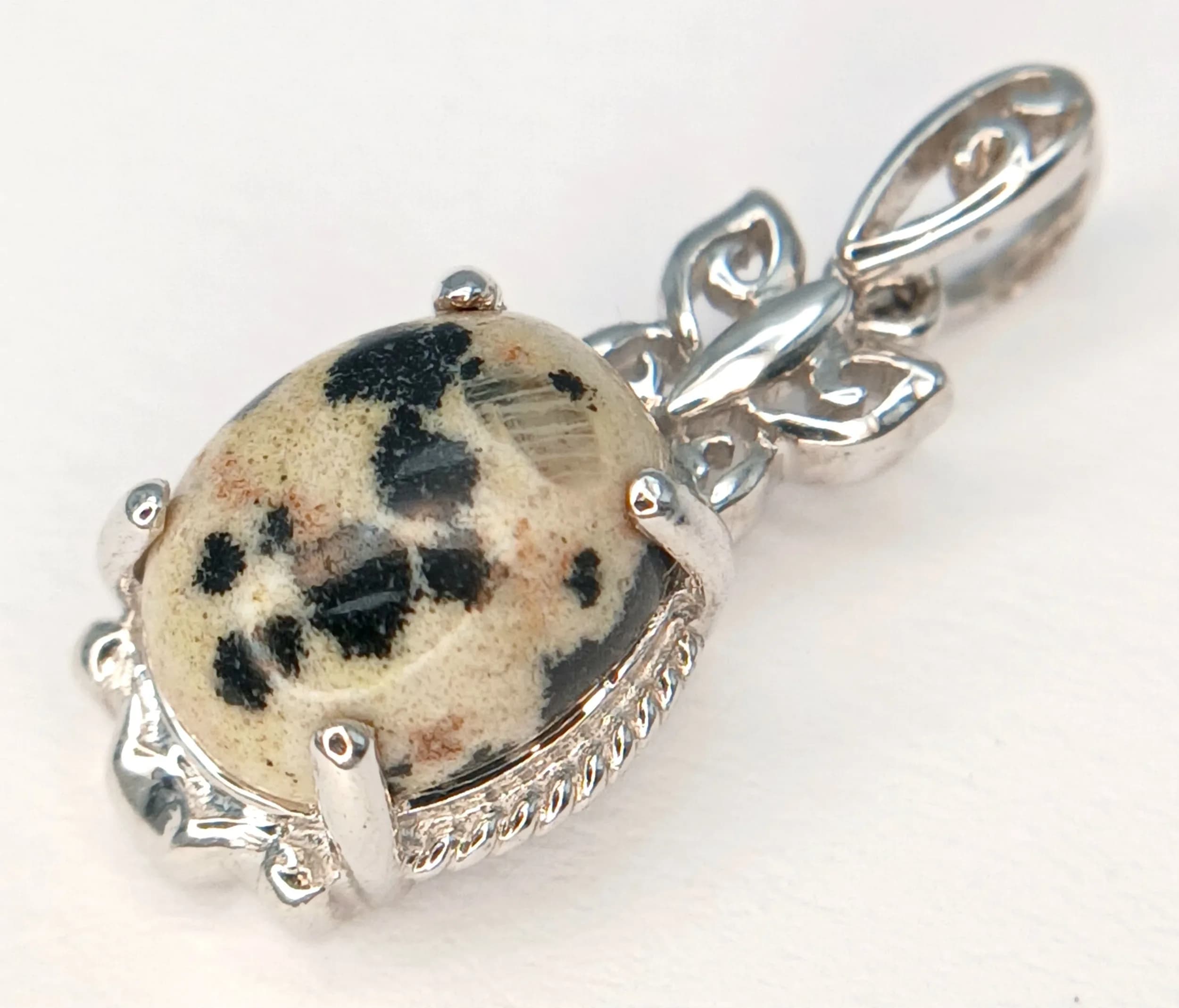 A 9K White Gold and Dalmatian Jasper Pendant. 22mm. 2.4g.