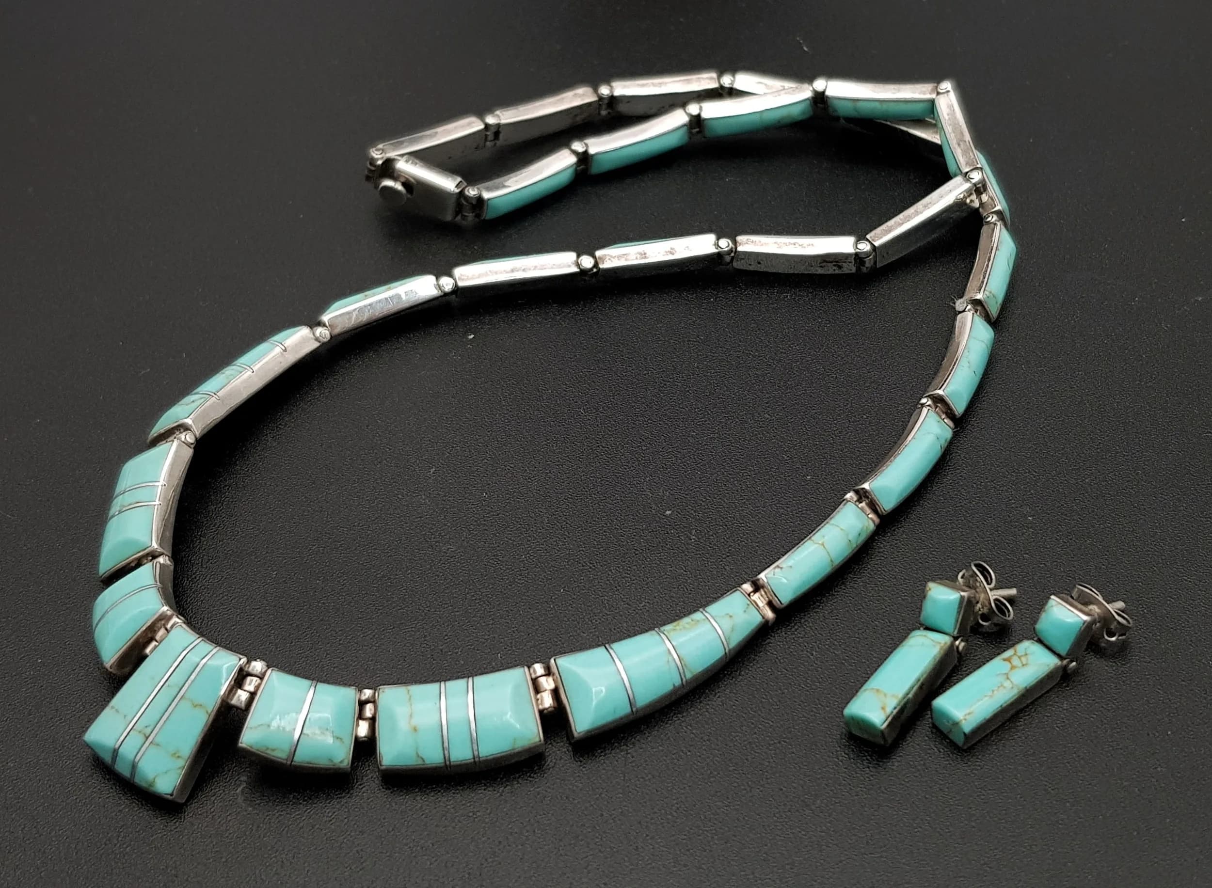 A FABULOUS CLEOPATRA STYLE SILVER AND ENAMEL NECKLACE AND MATCHING EARRING SET. 23.3gms