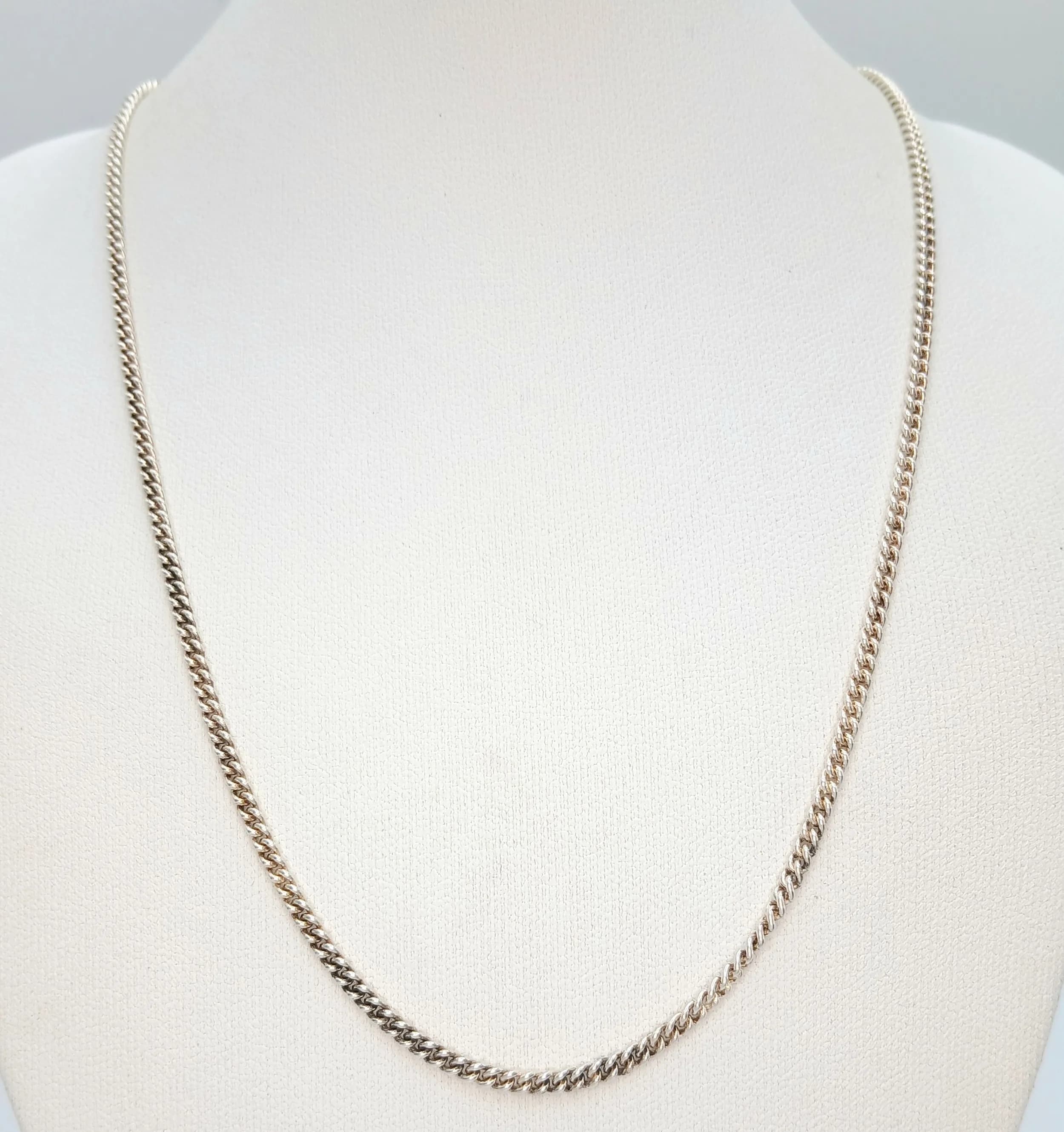 A CUBAN LINK SILVER NECKLACE CHAIN . 7.8gms 45cms