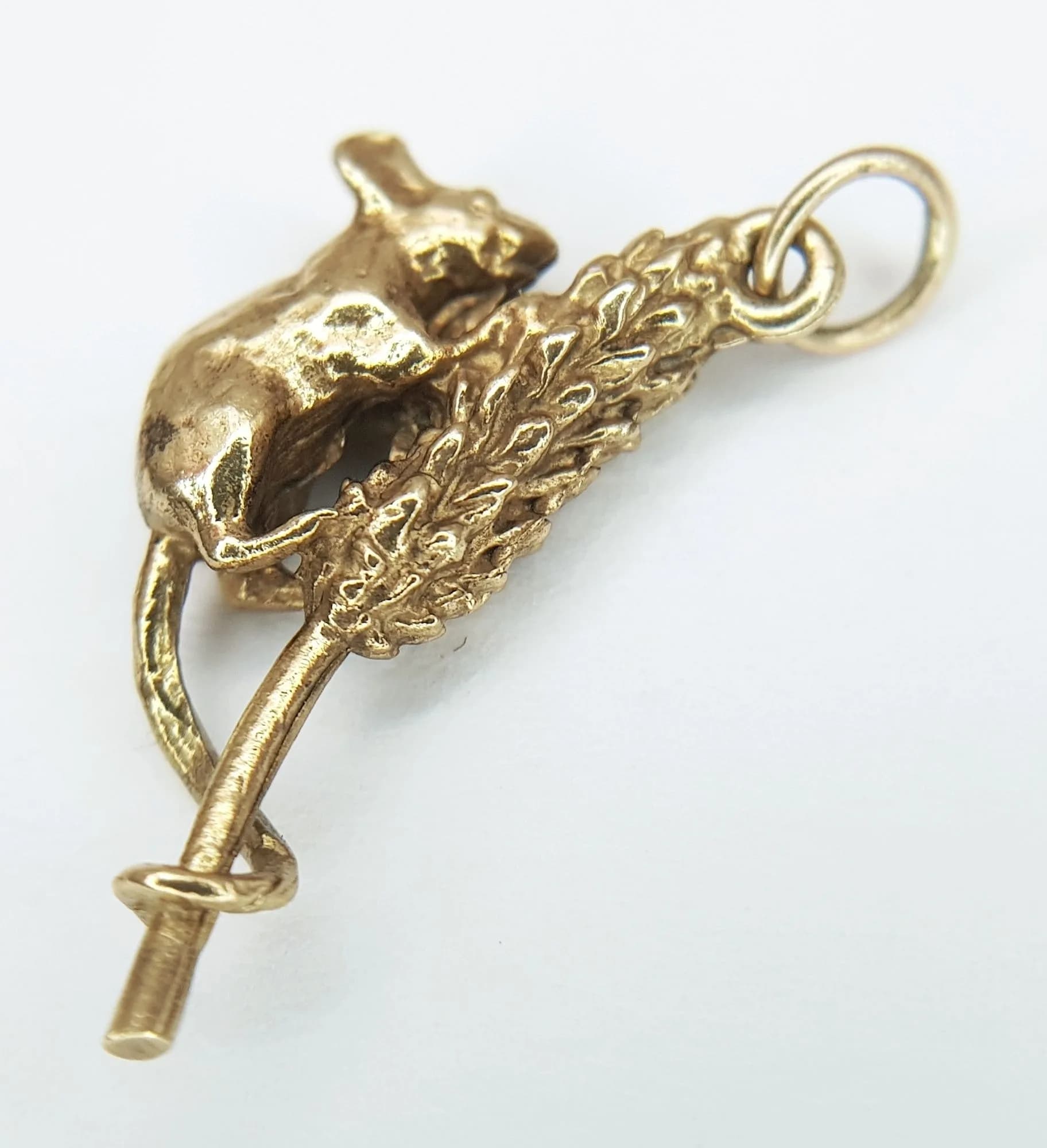 A 9K YELLOW GOLD, HARVEST MOUSE, CLIMBING A STALK OF WHEAT CHARM / PENDANT. 2.8G. SC 6029