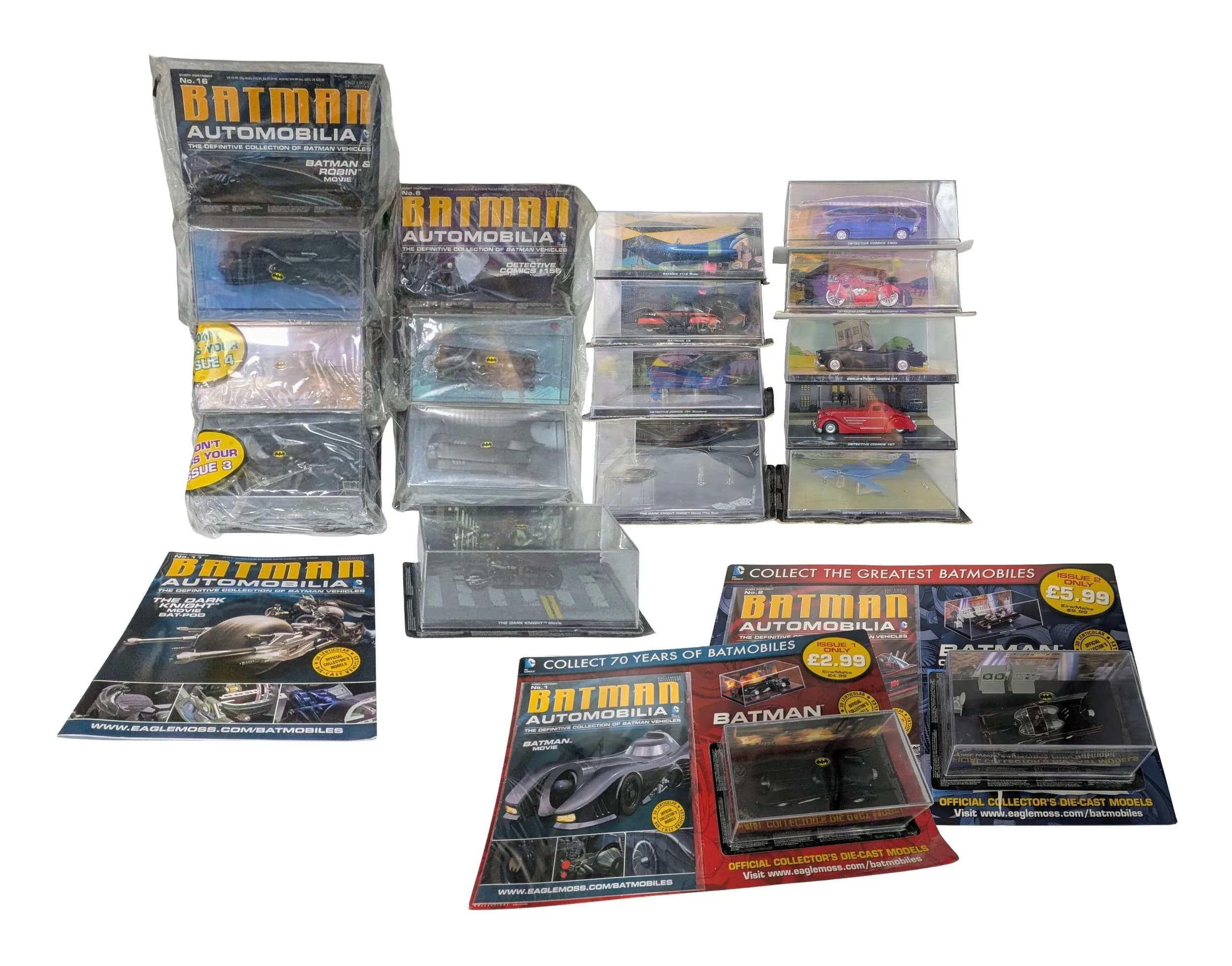 A collection of 17 magazine issue, die cast Batman vehicles. In good condition. 10 complete with magazines.