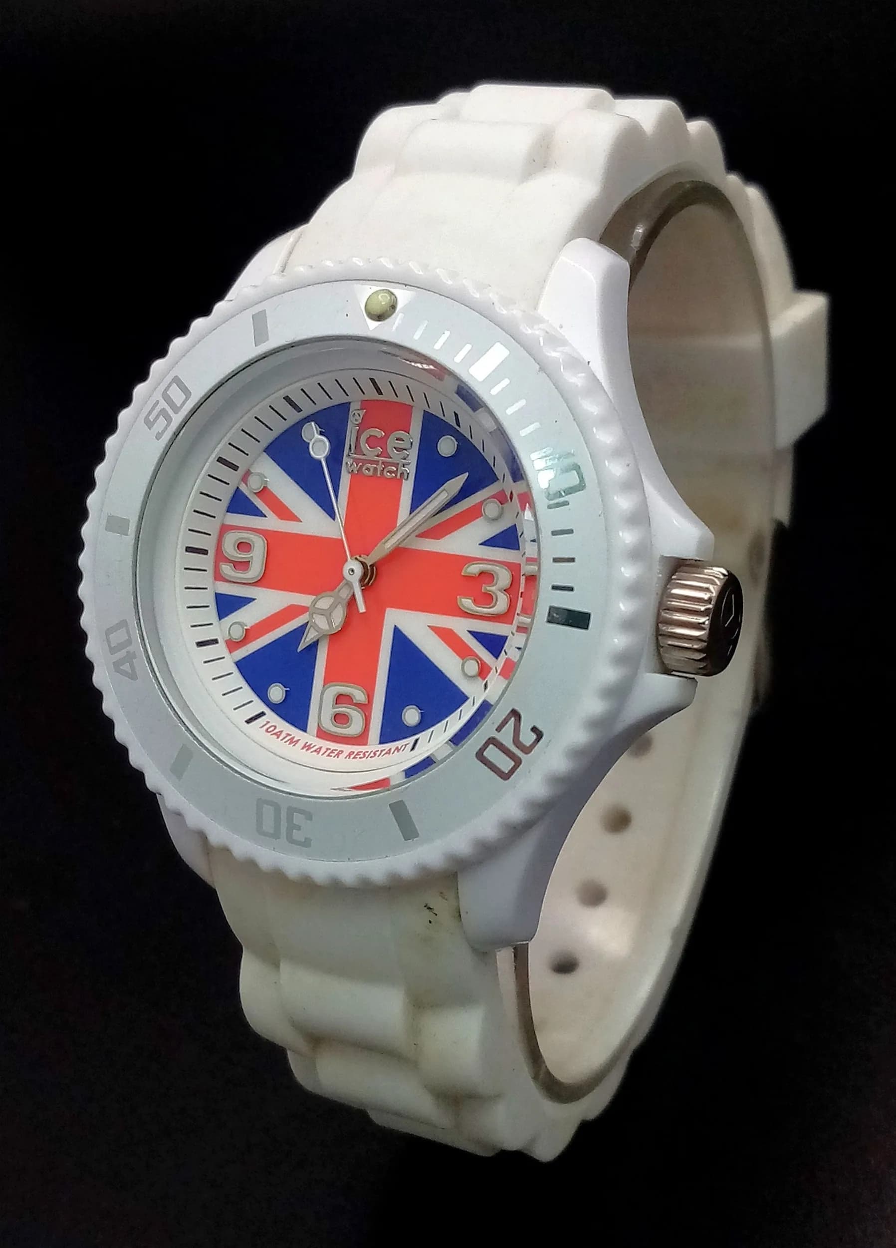 AN ICE, UNION JACK, WHITE RUBBER STRAP WATCH. IN WORKING ORDER, NEW BATTERY FITTED RECENTLY. S/A 1322