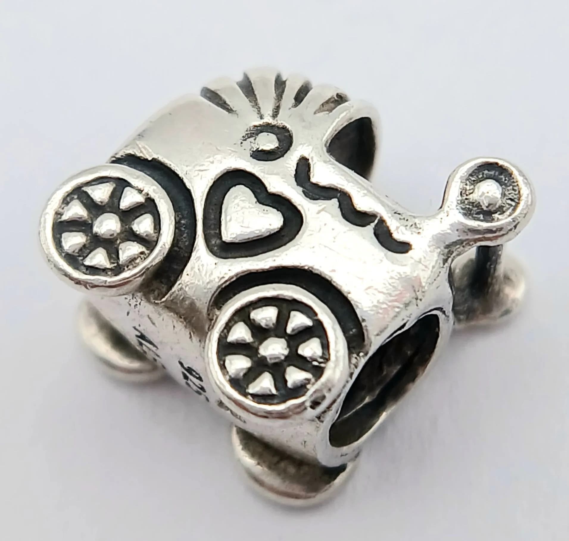 A PANDORA, STERLING SILVER, BABY CARRIAGE OR PRAM CHARM. 790346. RETIRED CHARM. 3.4G. 8707