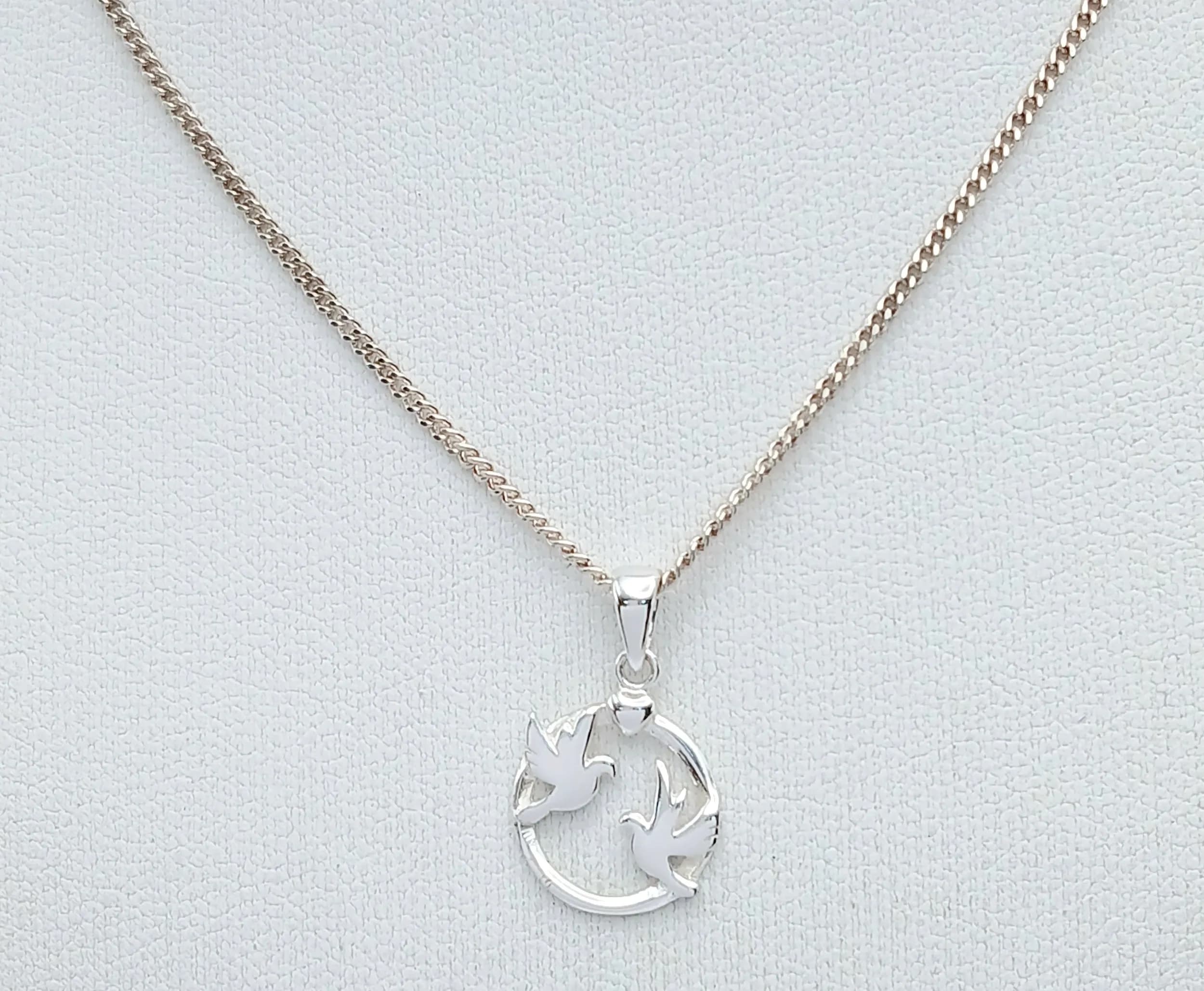 A STERLING SILVER, LOVE BIRDS PENDANT ON A STERLING SILVER 20" CURB NECKLACE. 3.5G. CHALK 6003