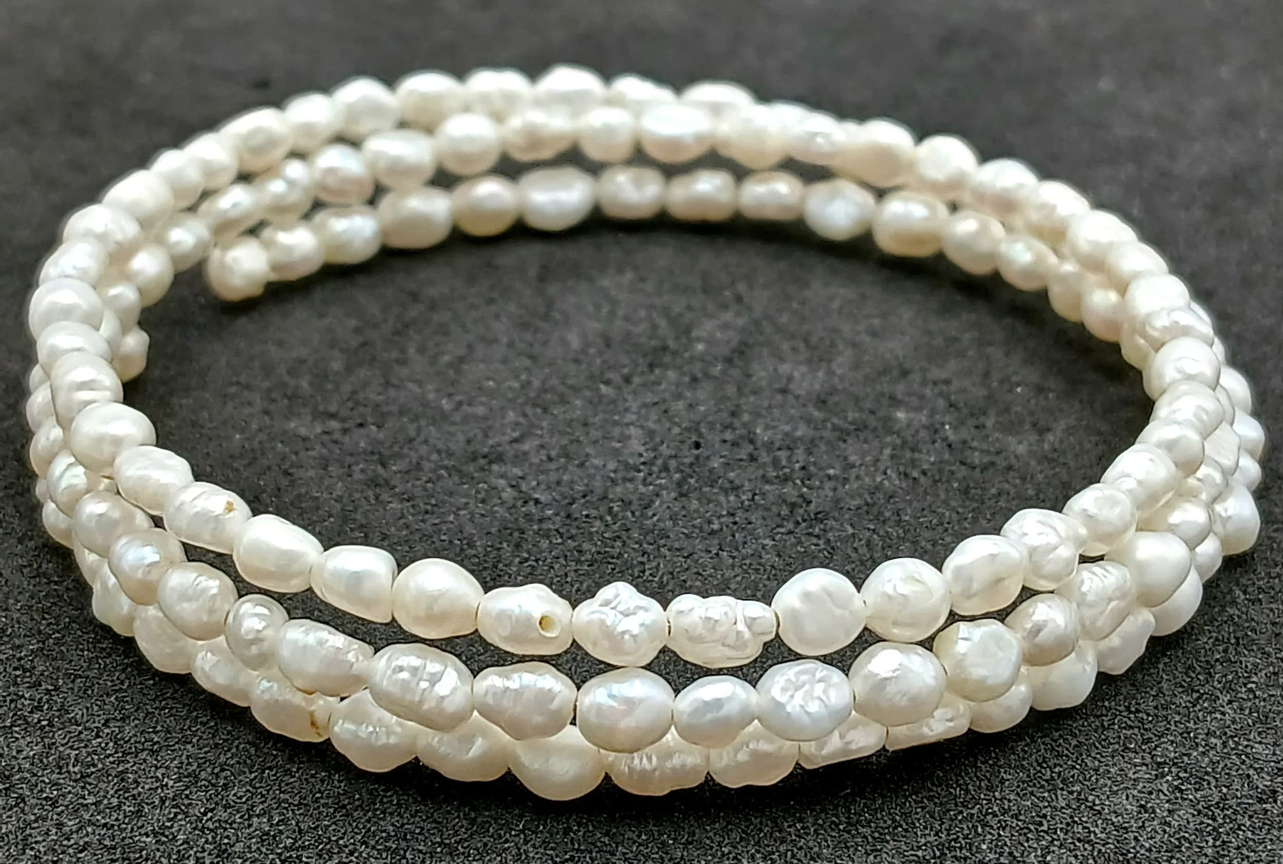 A Freshwater Pearl Spiral Bracelet. Ref: 029546.