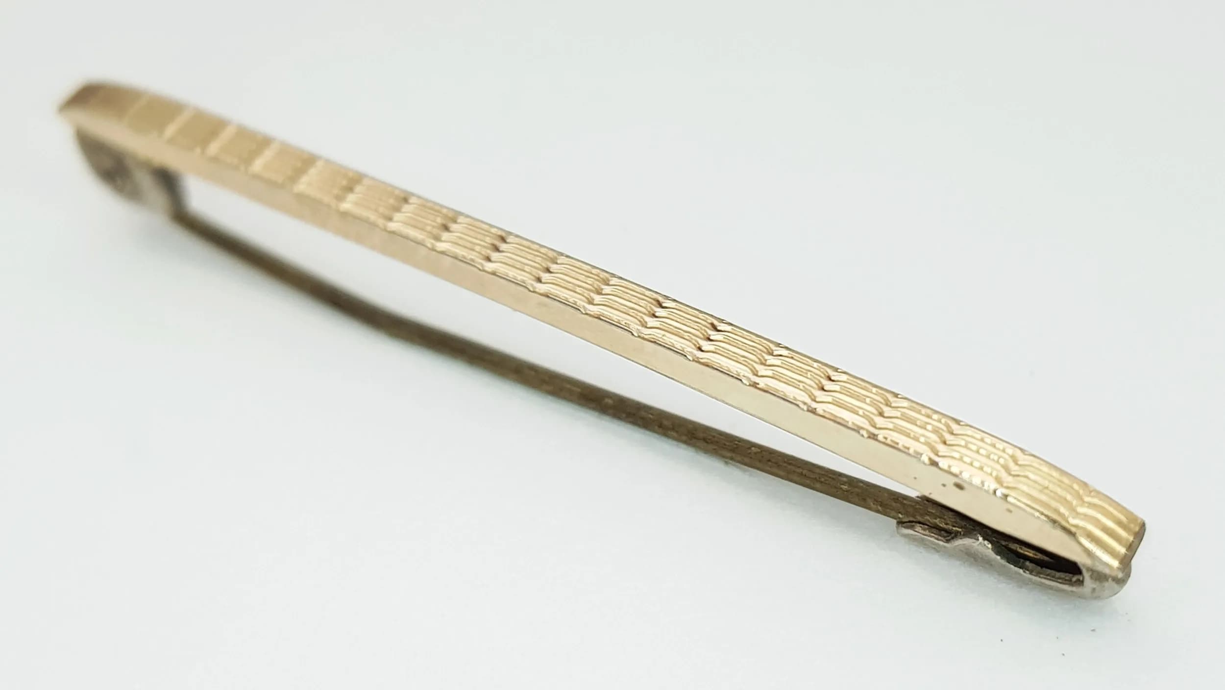 A 9K Gold and Silver Safety Pin Brooch. 4.5cm. 2.2g