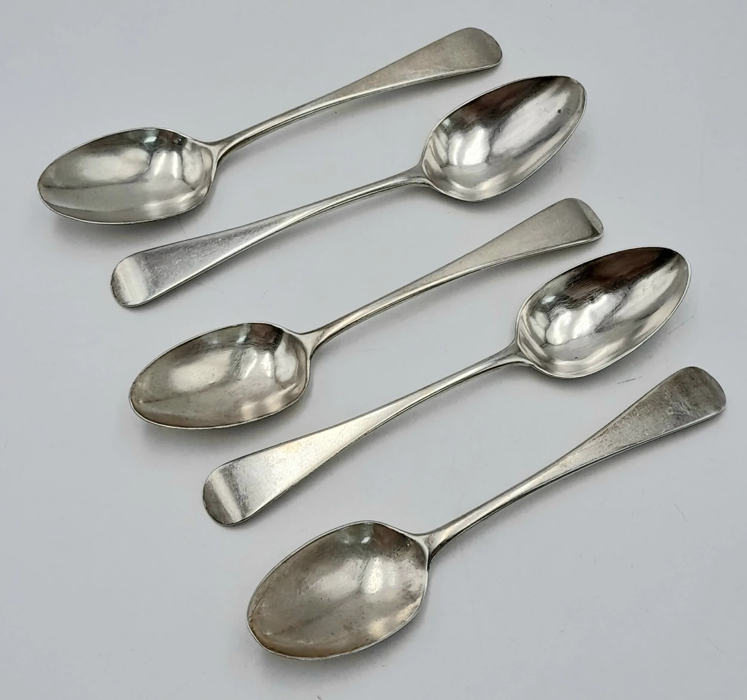 A SET OF 5 GEORGIAN SILVER TEASPOONS . 90.1gms