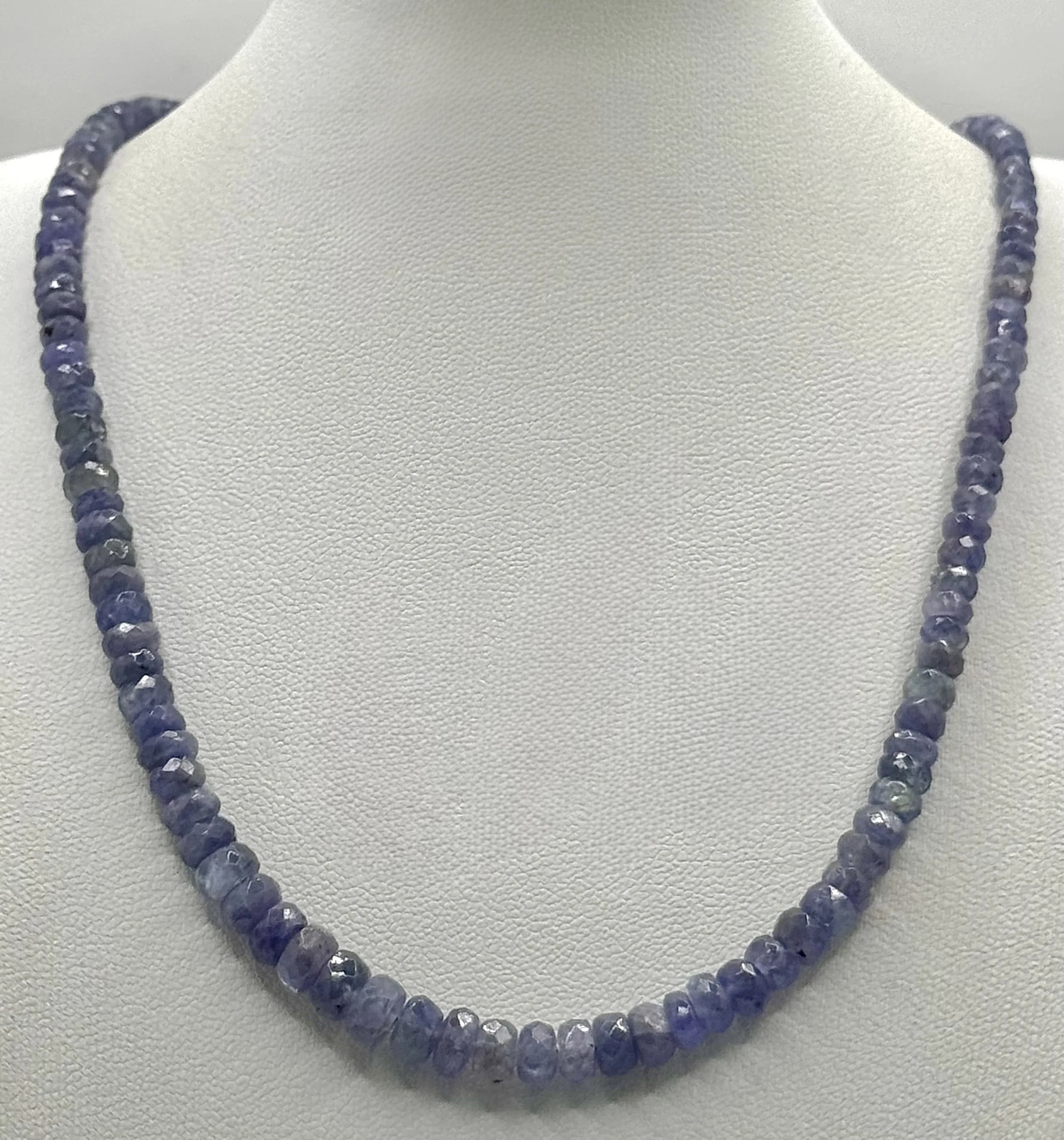 A Single Strand Tanzanite Gemstone Necklace with 925 Silver Clasp. 44cm. Cd-2136.